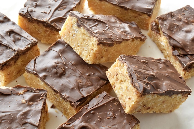 Chocolade karamel rijst krokante lekkernijen op perkamentpapier