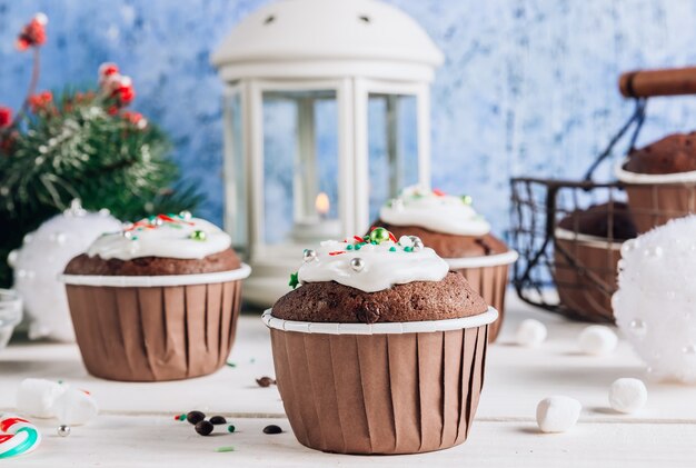 Chocolade kerst cupcake met gekleurde suiker topping