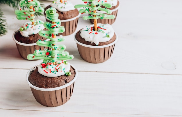 Chocolade kerstboom cupcake met gekleurde suiker topping