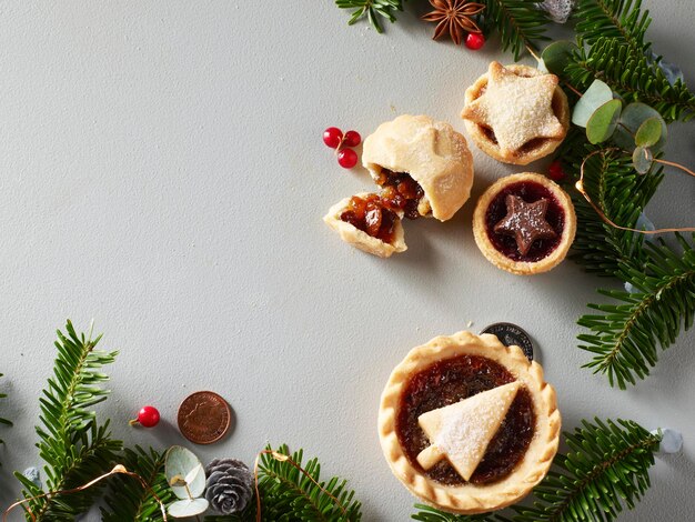 Chocolade kersttaart versierd met vijgen, druiven, walnoten en rozemarijn, kopieer ruimte voor uw tekst