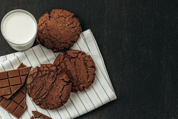 Chocolade koekjes op donkere tafel close-up