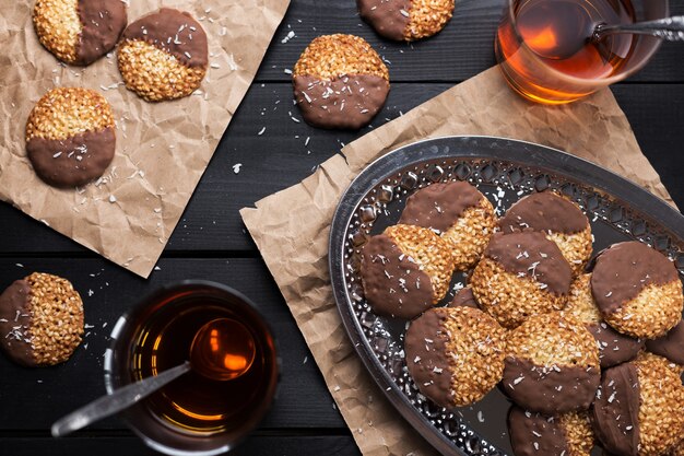 Chocolade koekjes op een donkere tafel
