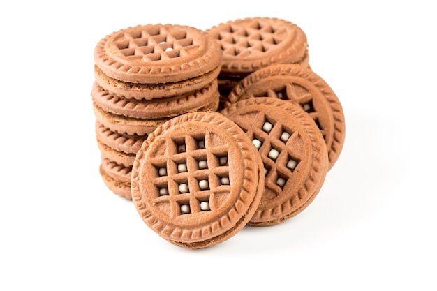 Chocolade koekjes ronde vorm geïsoleerd op een witte achtergrond