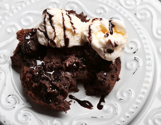 Chocolade lava cake met ijs op de plaat, close-up