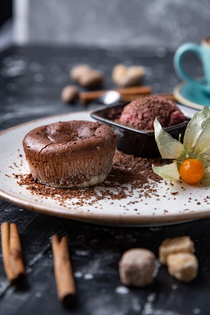 Chocolade lava cake op een witte plaat