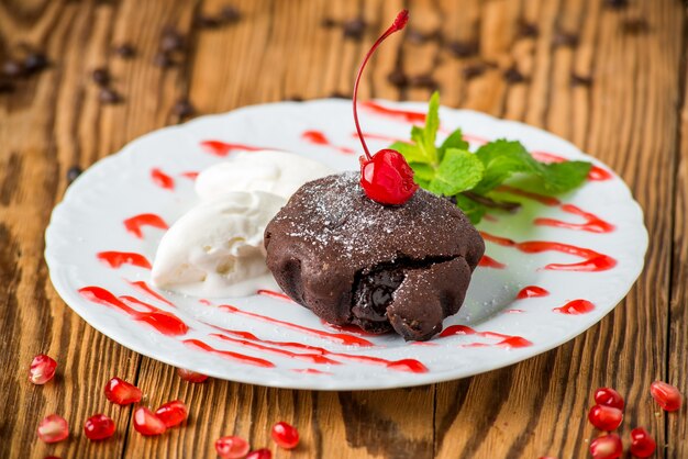 Chocolade lava cake set met ijs en aardbei