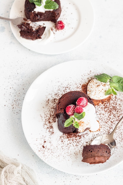 Chocolade lavacake met room, frambozen en munt