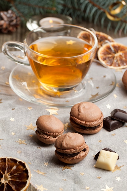 Chocolade macarons en kopje thee