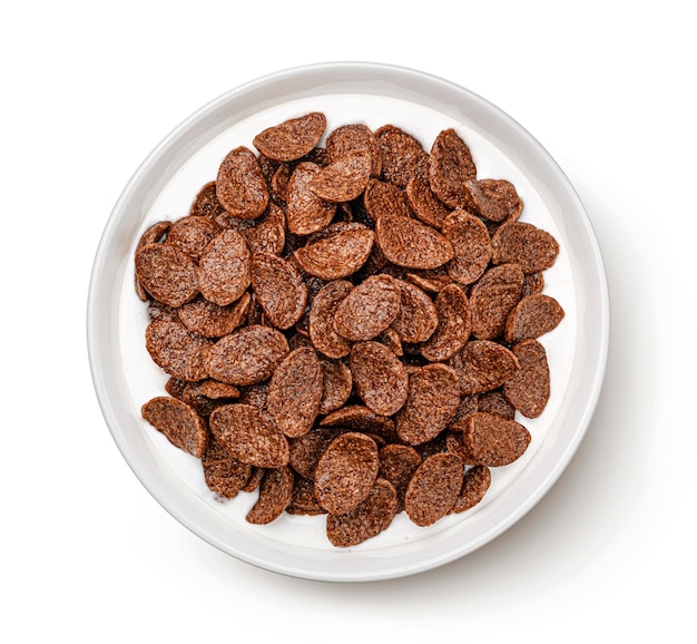 Chocolade maïsvlokken met melk geïsoleerd op een witte achtergrond