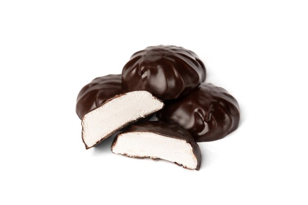 Chocolade marshmallow geïsoleerd op wit b