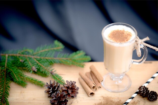 Chocolade martini cocktail of eggnog met kaneel en chocolade in een glas voor kerstmis op mahonie