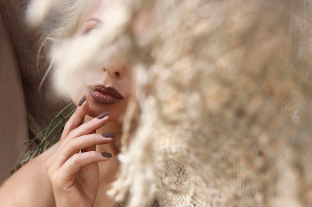 Chocolade matte manicure en make-up op een vrouw met een jute decor.