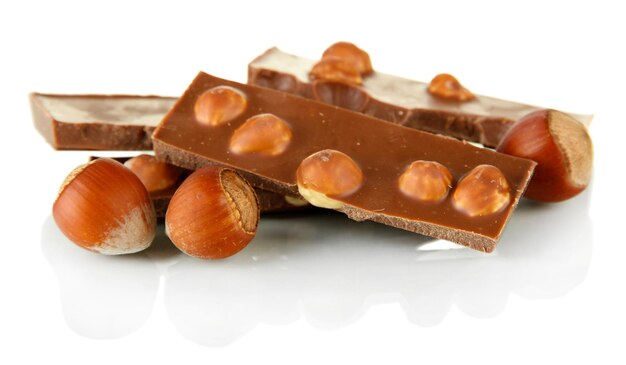 Chocolade met noten, geïsoleerd op wit