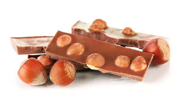 Chocolade met noten, geïsoleerd op wit