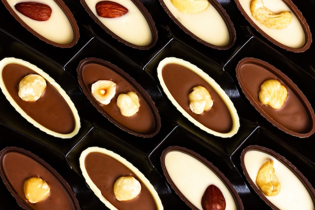 Foto chocolade met noten in een doos van bovenaf