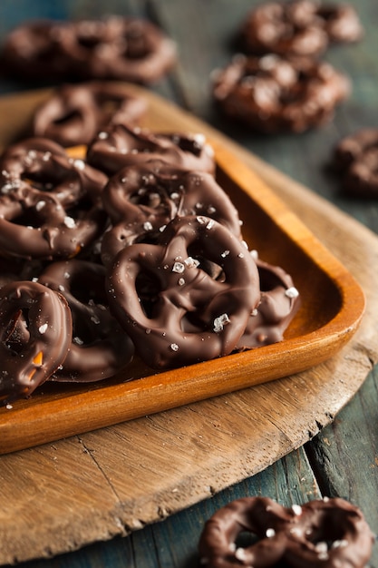 Foto chocolade met noten op de houten tafel