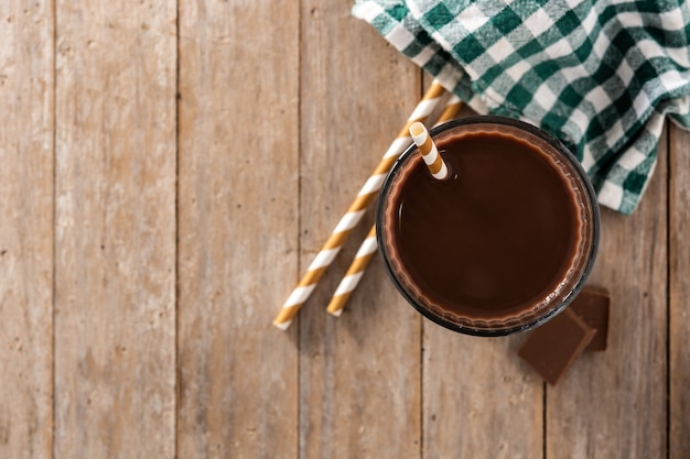 Chocolade milkshake in glas op houten tafel