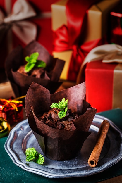 Chocolade muffin en takken spar. Kersttijd.