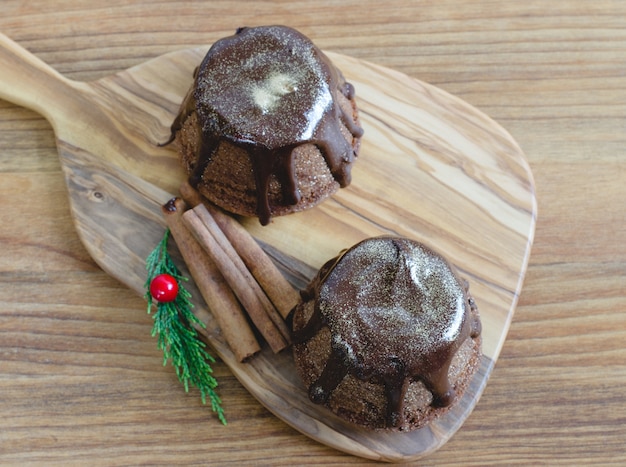 Chocolade muffin op houten achtergrond.