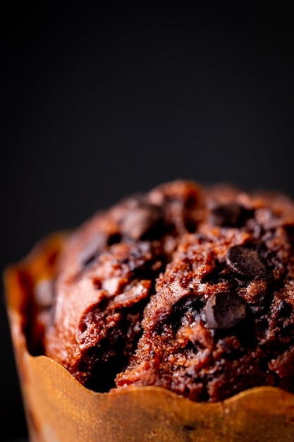 Chocolade muffin op zwarte achtergrond