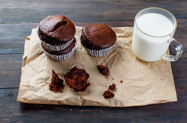 Chocolade muffins en een glas melk