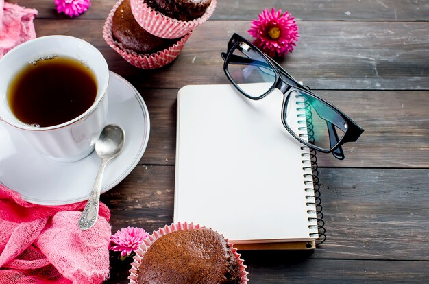 Chocolade muffins en een kopje koffie