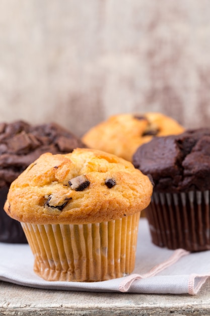 Chocolade muffins met chocolade vintage achtergrond, selectieve aandacht