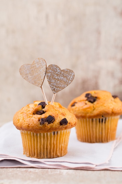 Chocolade muffins met hart vintage achtergrond, selectieve aandacht.