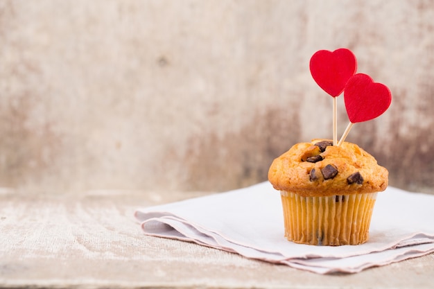 Chocolade muffins met hart vintage achtergrond, selectieve aandacht.