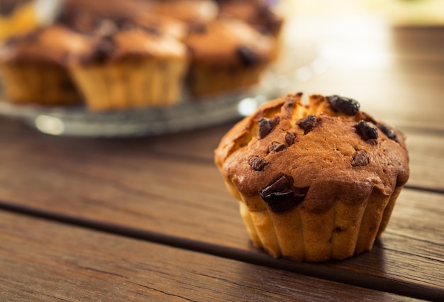 Chocolade muffins op een houten tafel