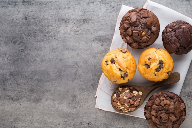 Chocolade muffins vintage achtergrond, selectieve aandacht.