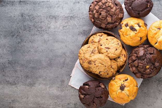 Chocolade muffins vintage oppervlak, selectieve aandacht.