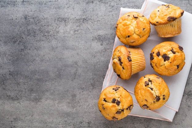 Chocolade muffins vintage oppervlak, selectieve aandacht.