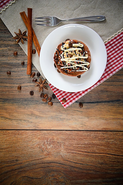 Chocolade notencake op vintage retro woody achtergrond