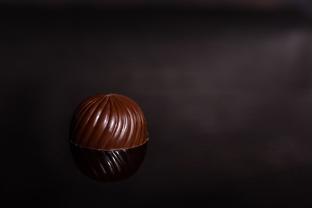 Foto chocolade op glas met reflectie.