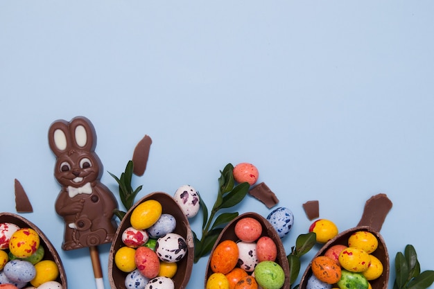 Chocolade paaseieren en konijntje op blauwe tafel