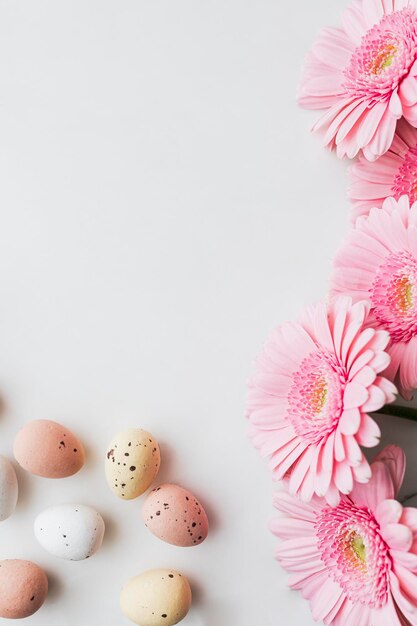 Chocolade paaseieren en roze gerbera bloemen flatlay