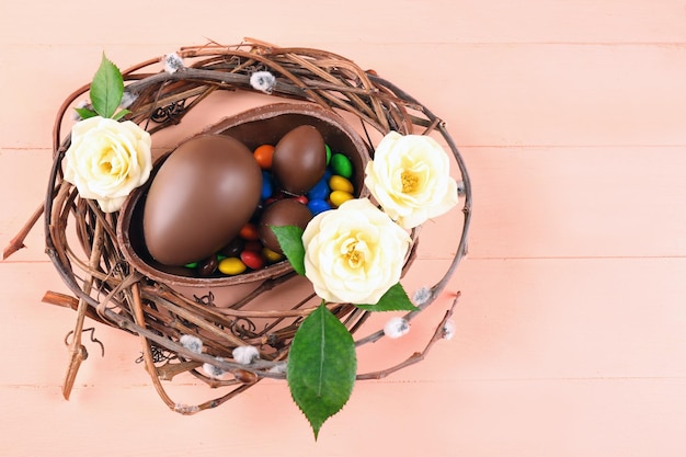 Chocolade paaseieren met bloemen in rieten nest close-up