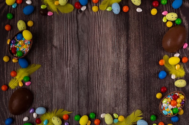 Chocolade paaseieren op rustieke houten achtergrond Kopieer ruimte Hoge kwaliteit foto