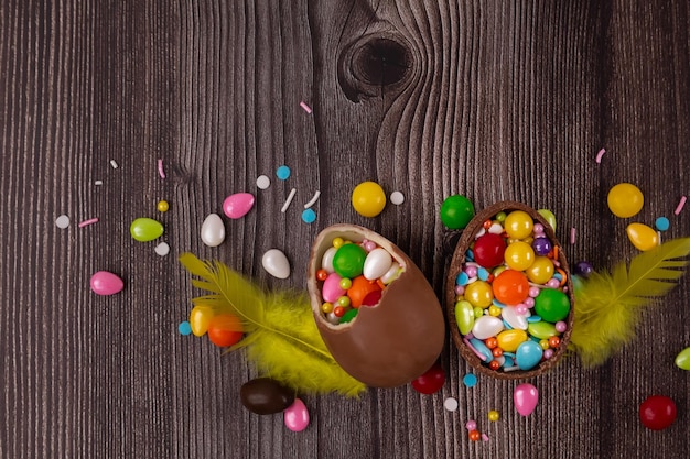 Chocolade paaseieren op rustieke houten achtergrond Kopieer ruimte Hoge kwaliteit foto