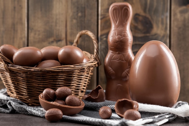 Chocolade paashaas eieren en snoep op rustieke achtergrond