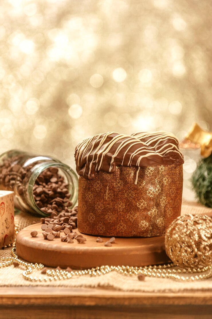 Chocolade panettone op houten tafel met kerst versieringen