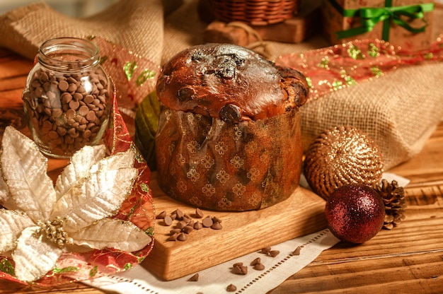 Chocolade panettone op houten tafel met kerst versieringen