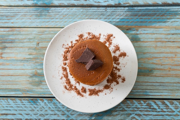 chocolade pannenkoek stapel met chocolade poeder