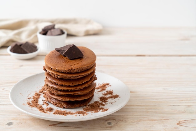 Chocolade pannenkoek stapel met chocolade poeder