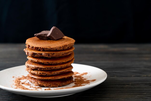 Chocolade pannenkoek stapel op plaat