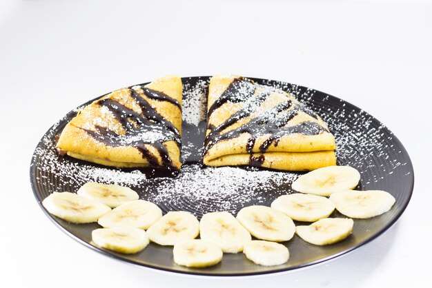 Chocolade pannenkoeken met banaan op de plaat, studio shoot