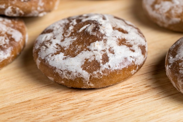 Chocolade peperkoek met gembersmaak op tafel een groot aantal peperkoek op tafel