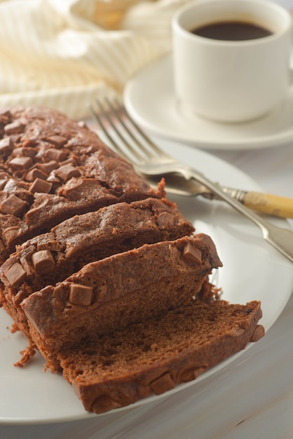 Chocolade pond cake. zelfgemaakte pure chocoladegebak voor ontbijt of dessert