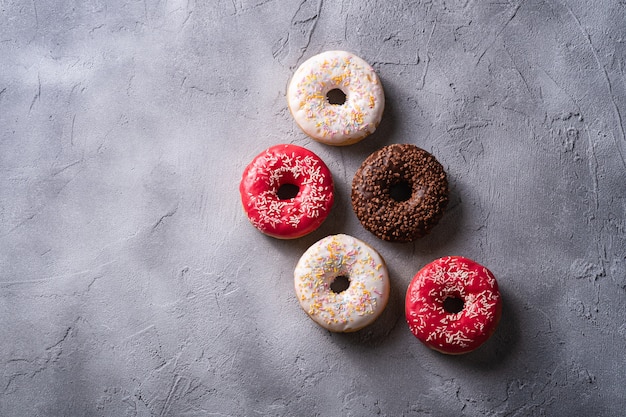 Chocolade, roze en vanille donuts met hagelslag